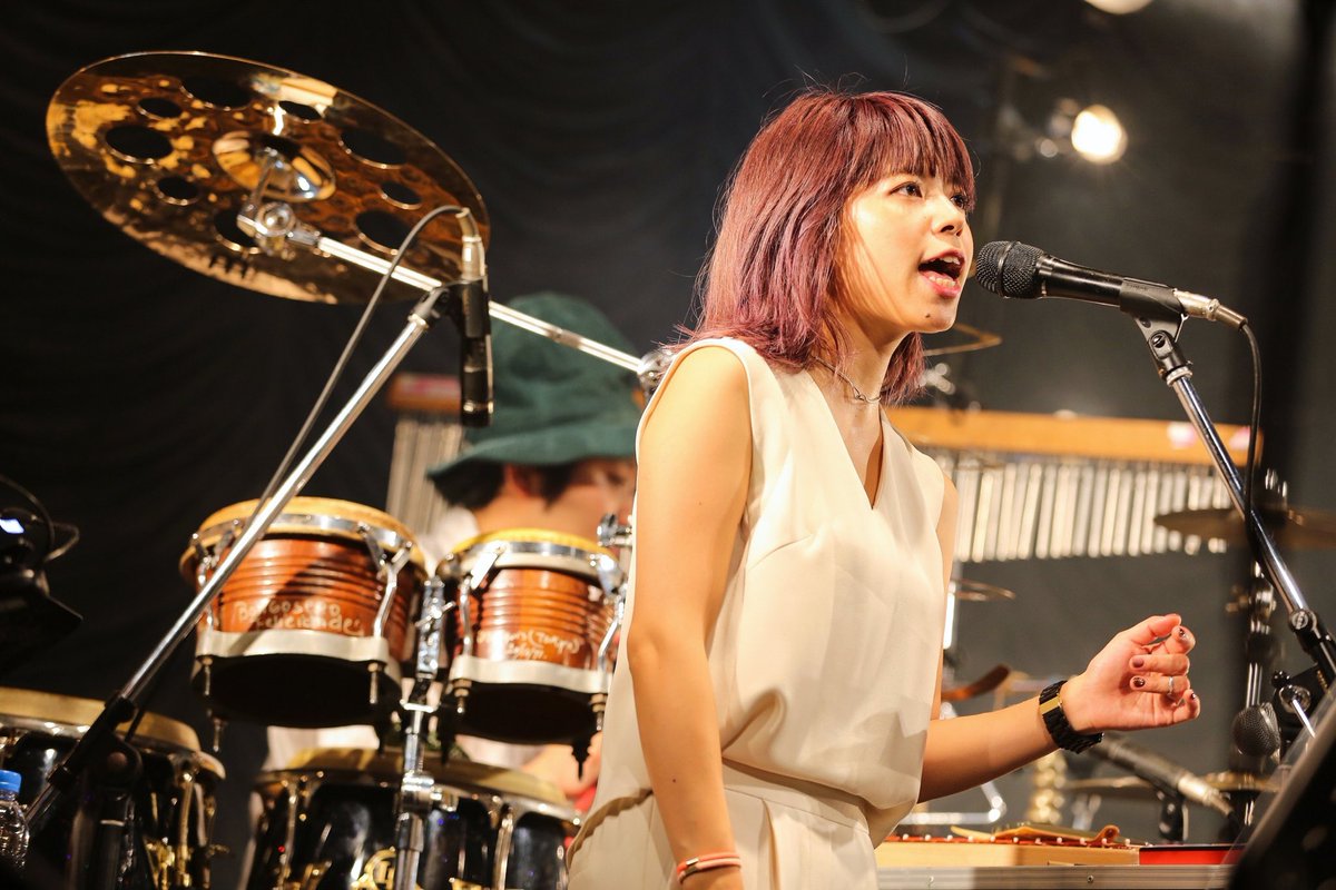 大比良瑞希在LUCKY TAPES二专的巡演上