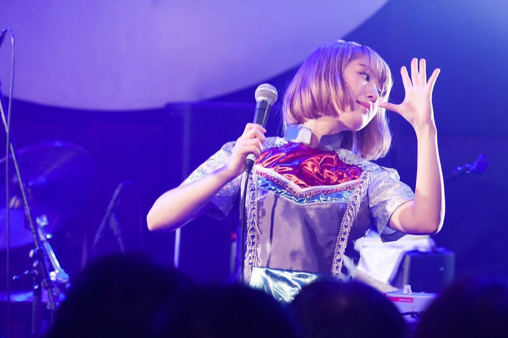 穿科乐特奏队制服的Okamoto Emi